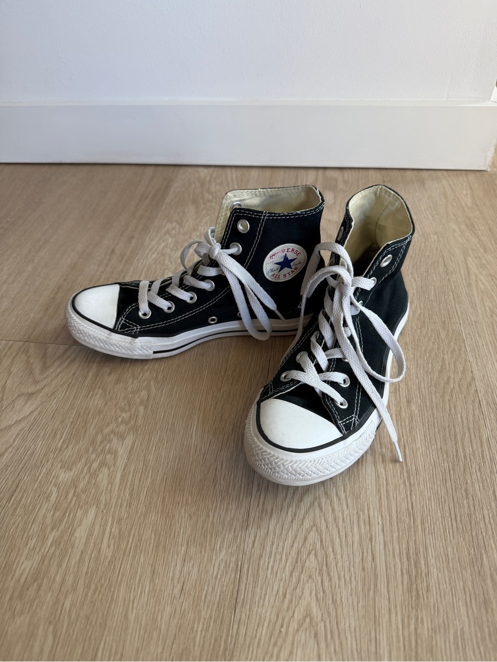 Converse Black Hi Top Chuck Taylor All Star Canvas Sneakers Women’s 6